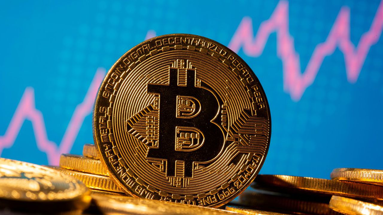 Le prix du bitcoin chute de plus de 50%