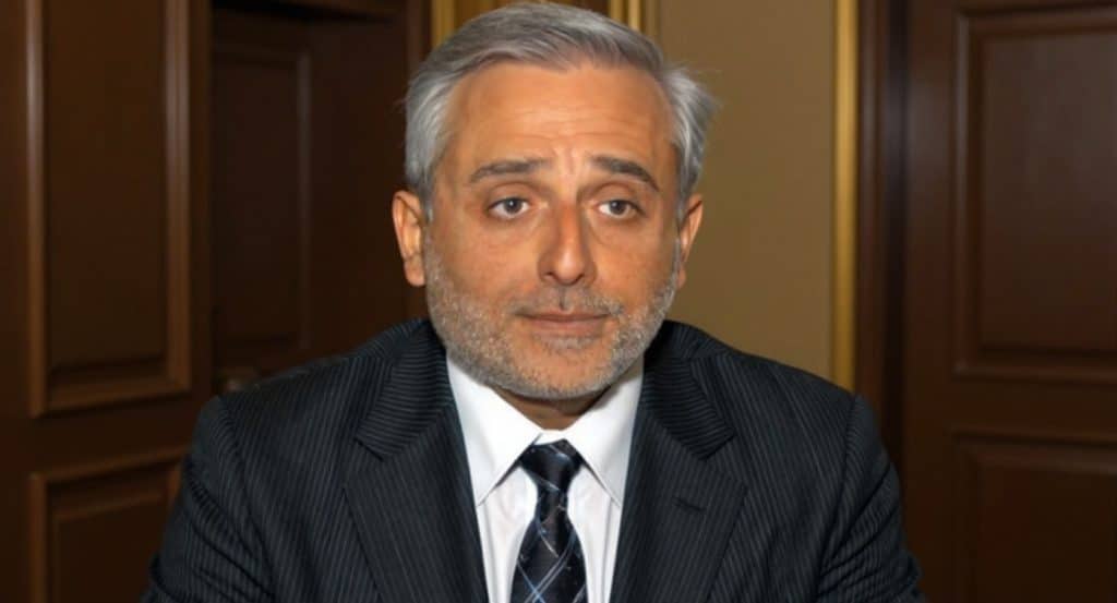 Patrick Partouche, président du Groupe Partouche, portrait en costume dans un cadre corporate