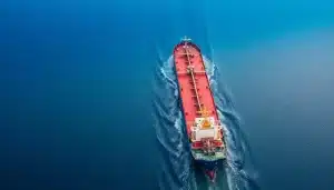 Pétrolier traversant un détroit maritime étroit, vue aérienne