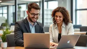 Nouvelle recrue installant son ordinateur professionnel le jour de son arrivée en entreprise